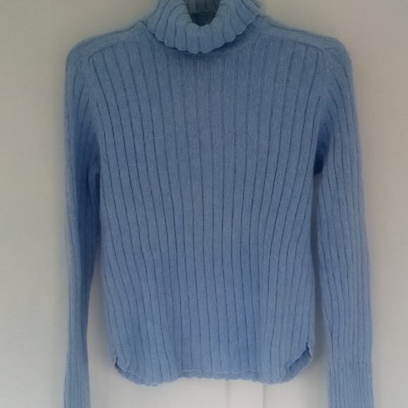 American Eagle Outfitters Sweaters - American eagle outfitters sweater size large  ! Great condition !